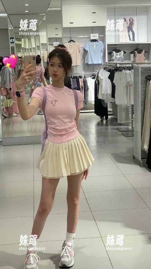 当点击进入“吃瓜网”，观看时光隧道里的瓜事人生。